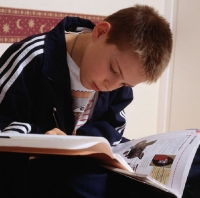 kisfiú, tanulási zavar, diszlexia, diszgráfia, diszkalkulia kisfiú, tanulási zavar, diszlexia, diszgráfia, diszkalkulia
