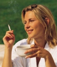 cigarettázó és kávét ivó nő, dohányzás, nikotin, leszokás cigarettázó és kávét ivó nő, dohányzás, nikotin, leszokás