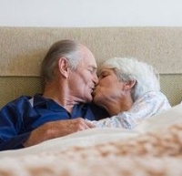 idős pár az ágyban, orgazmus, szex