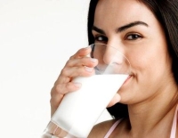 tejet ivó nő, tej, kalcium, fogyás