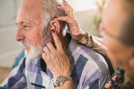 Hallotta? A hallókészülék használata megnöveli a várható élettartamot
