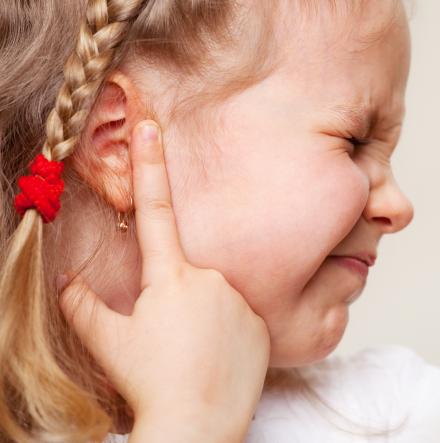 Soha ne tisztítsd fültisztító pálcikával gyermeked fülét