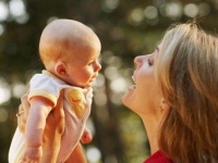 kisbabához beszélő anya, hallás, beszéd