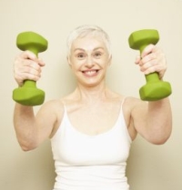 súlyzót tartó idős nő, elbutulás, demencia, fizikai aktivitás