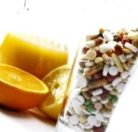 gyógyszerek és narancslé, gyümölcslevek