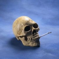 cigarettázó koponya, halálos betegség