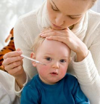 kisfiú és lázát mérő anya, háromnapos láz, roseola, vírus kisfiú és lázát mérő anya, háromnapos láz, roseola, vírus