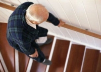 idős ember lépcsőn, időskori, baleset