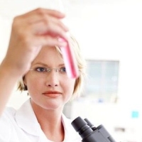 kémccsövet néző női kutató, méhnyakrák, HPV, gyorsteszt