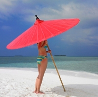 Tengerparton napernyővel