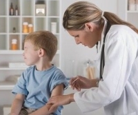 oltást kapó kisgyermek, autizmus, oltás, kanyaró oltást kapó kisgyermek, autizmus, oltás, kanyaró