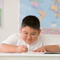 túlsúlyos kisfiú az iskolában, túlsúly, szellemi képesség