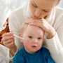 kisfiú lázát mérő anya, háromnapos láz, roseola, vírus kisfiú lázát mérő anya, háromnapos láz, roseola, vírus