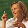 cigarettázó és kávét ivó nő, dohányzás, nikotin, leszokás cigarettázó és kávét ivó nő, dohányzás, nikotin, leszokás